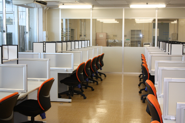 研修医専用の学習室（個々の机と、専用の端末が設置されています。）